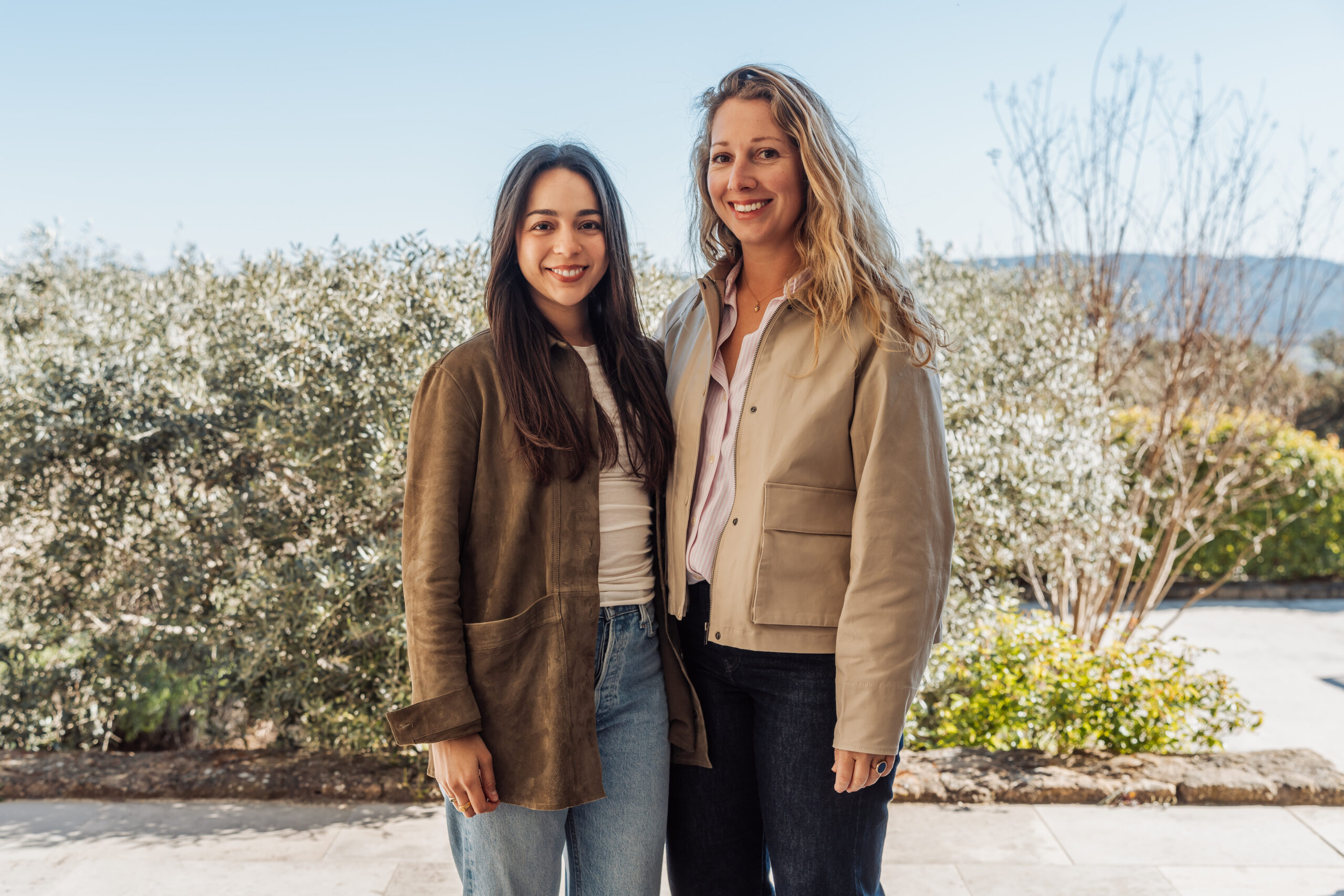Professional shot of Oriane and Rebeca.